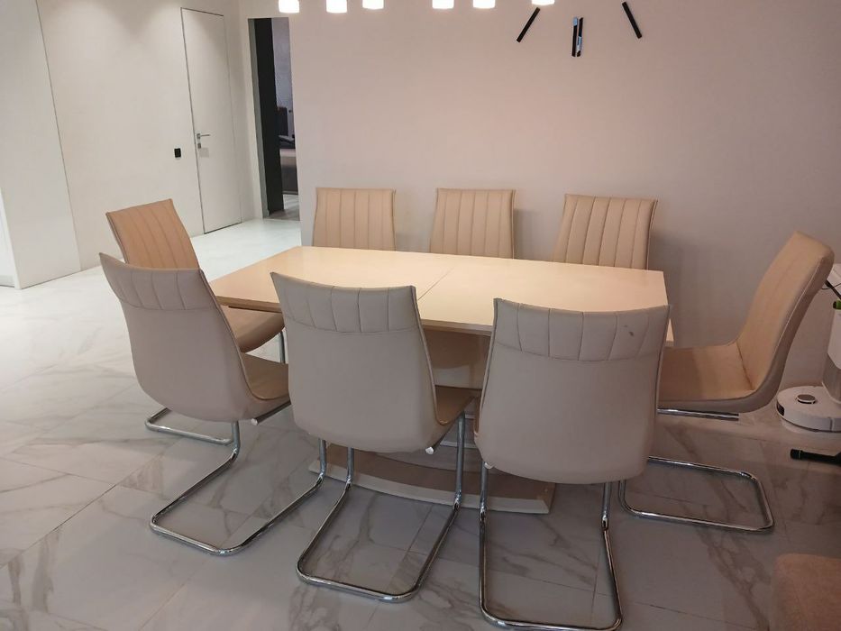 Стол со стульями для гостиной