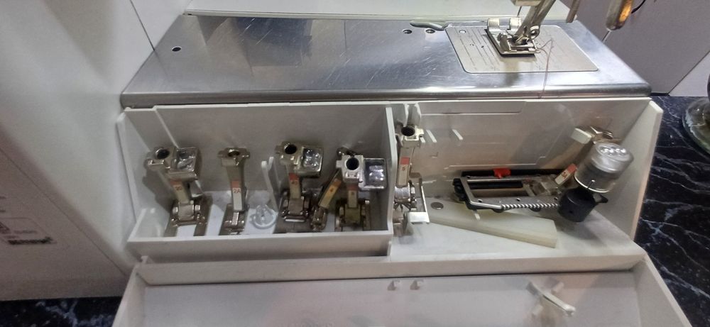 Masina de cusut Bernina Artista 180