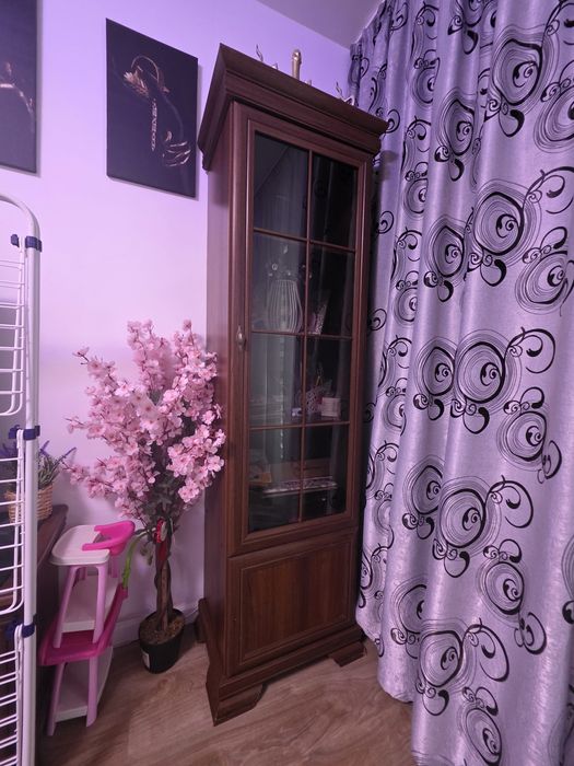 Vitrină clasică/rustic tip soldat, model Kora KRW1, finisaj Nuc