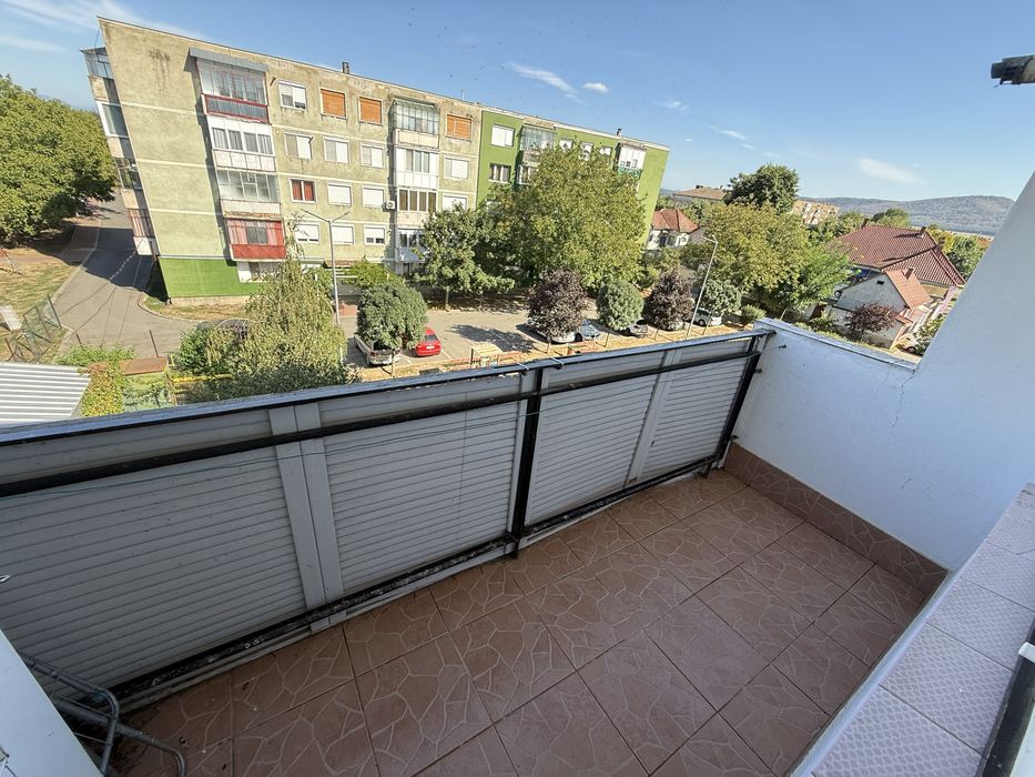 Vand apartament in Ineu  cu 3 camere ,etajul 3/4 ,langa primarie