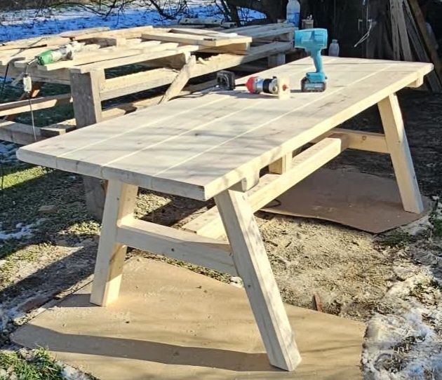 Маса с пейки 233см. дължина