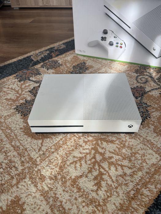 Vând Xbox One S 1TB