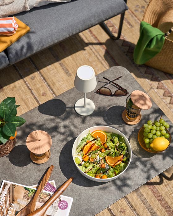 Градинска маса със стъклен плот