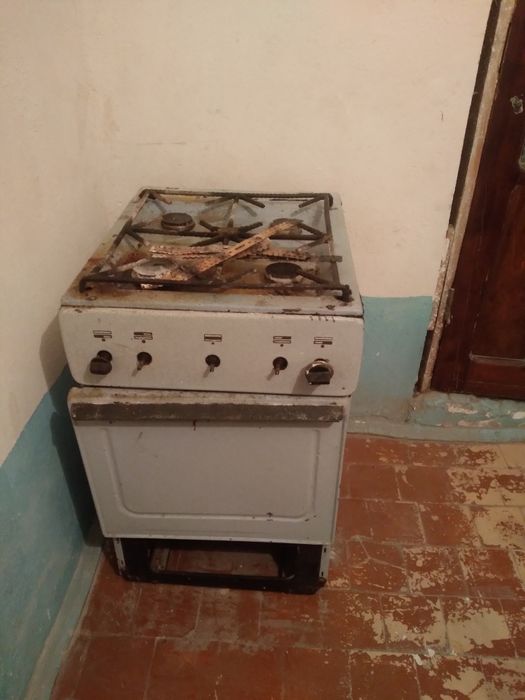 Rabochiy eski gaz plitamni sotaman metallomga yoki restavratorlarga