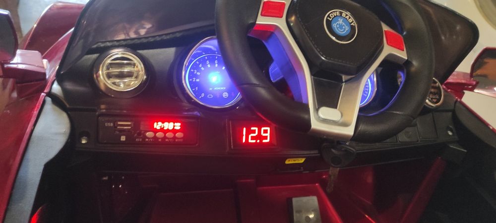 Детска акумулаторна кола.