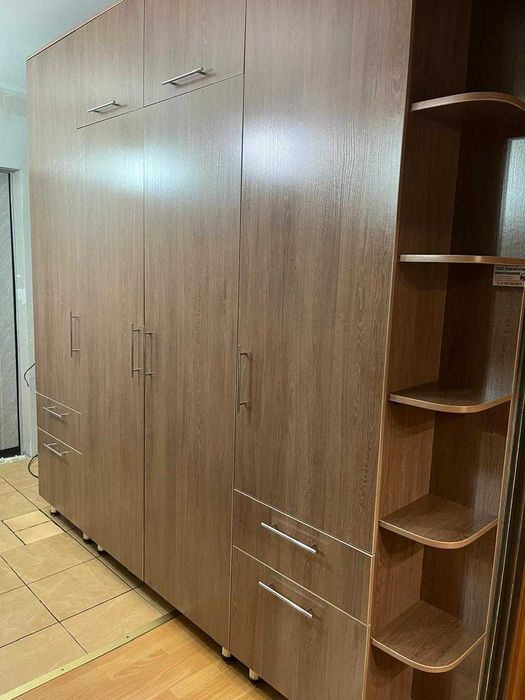 Продам шкаф в прихожую в хорошем состояние