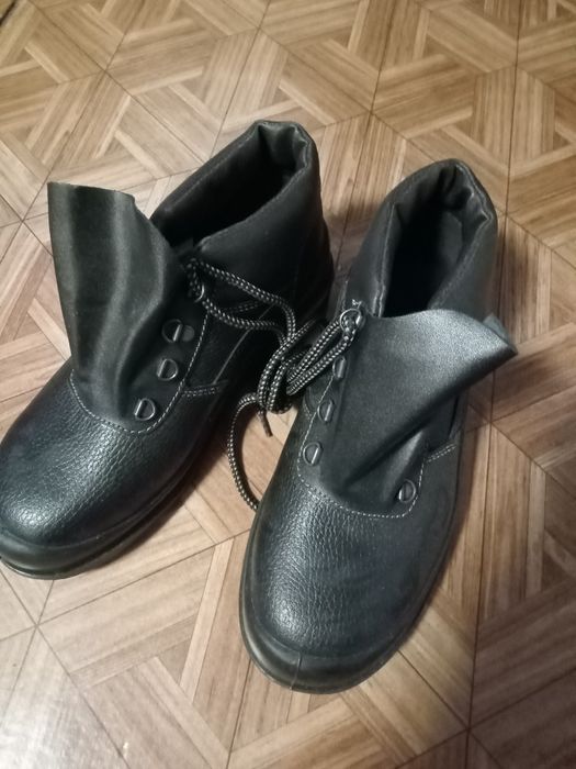 Продам новые рабочие ботинки