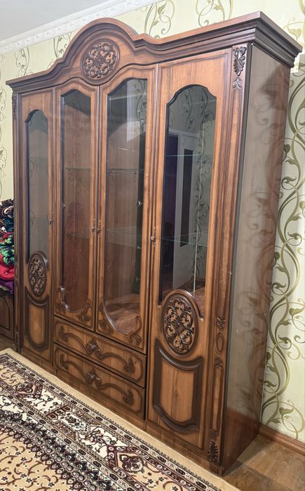 Сервант ( стенка) , шифоньер, трюмо и две тумбочки.