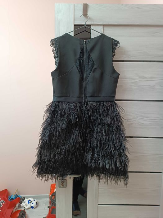 Чёрное вечернее платье с перьями