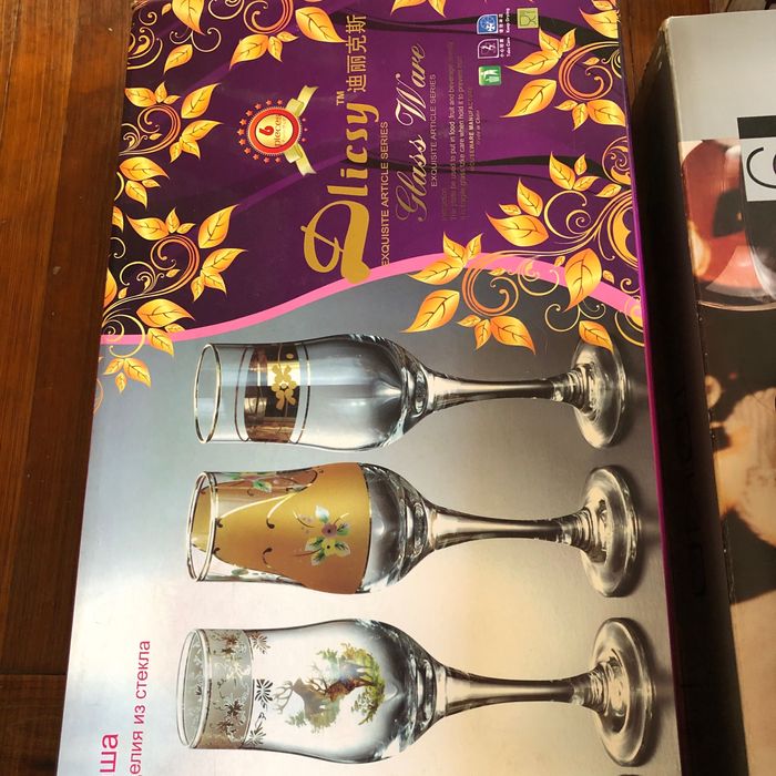 Много наборов посуды