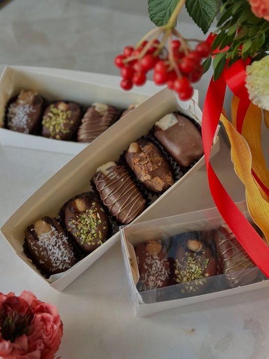 Клубника в шоколаде, финики в шоколаде