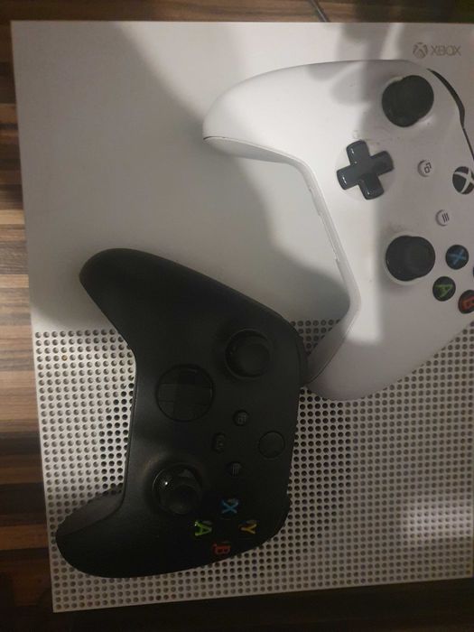 Vand consola Xbox One S de 1tb + 2 manete si 14 jocuri