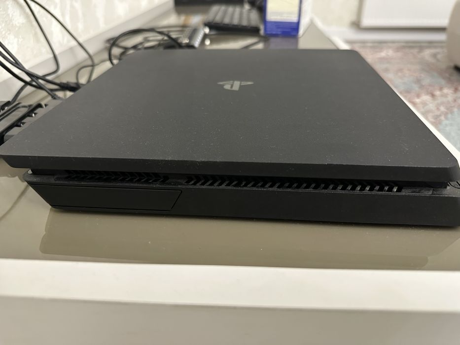 PlayStation 4 Slim 500GB + кабели рабочая
