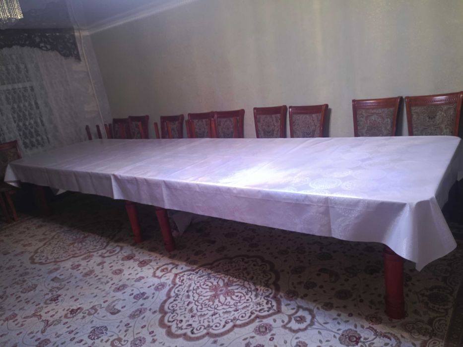 Стол и стулья в комплекте