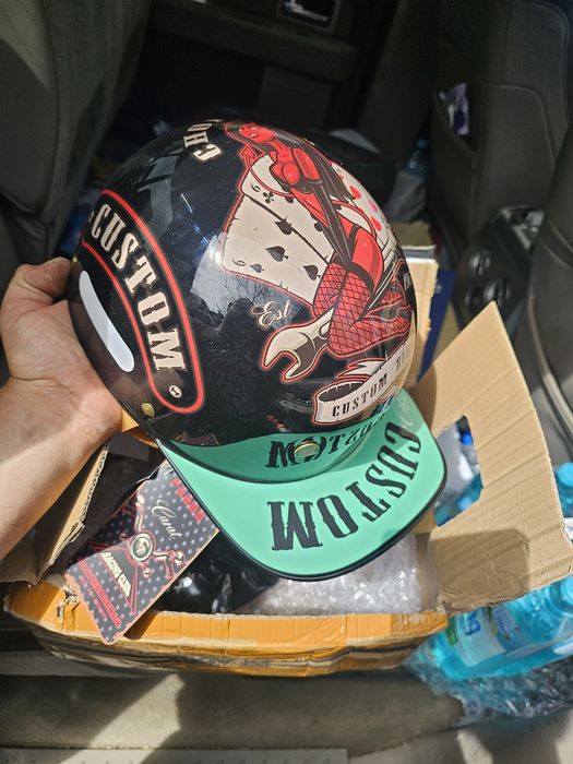 Каска  custom  нова