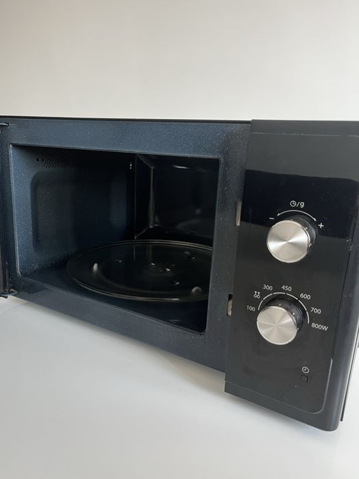 Продавам работеща микровълнова Samsung