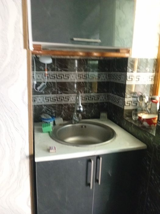 Яшнобод 1/1/9 Кадешва бозори  олдида 1-хонаси берилади хозайкали квар