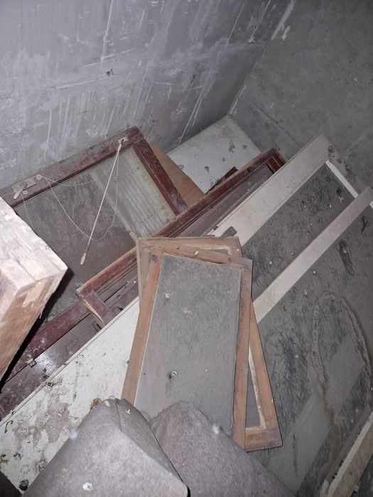 Продавам метална врата и дървена дограма - прозорци и врати