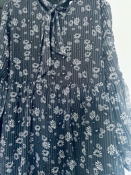 Киімдер сатылады