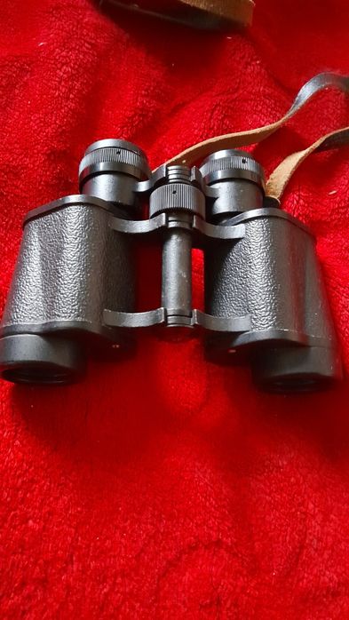 vând binoclu anii 1990 în husă de piele