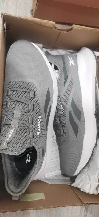 Продавам чисто нови маратонки reebok