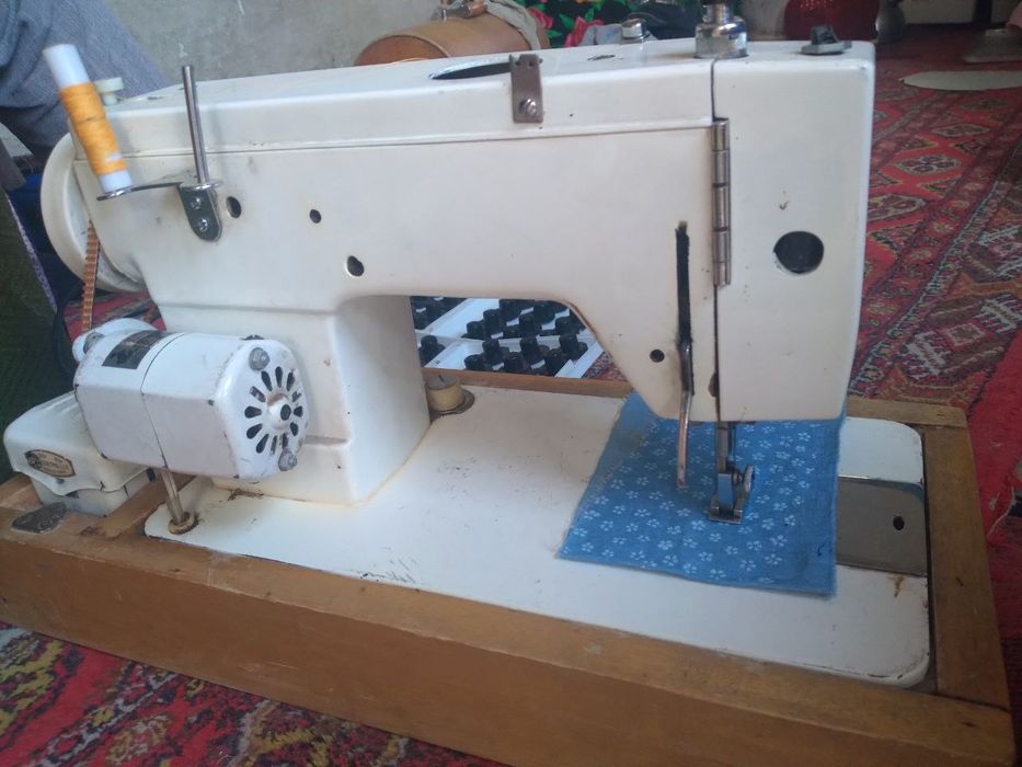 Tikuv moshinkasi Xitoyda ishlab chiqarilgan. Boshqa ma'lumotlar telda