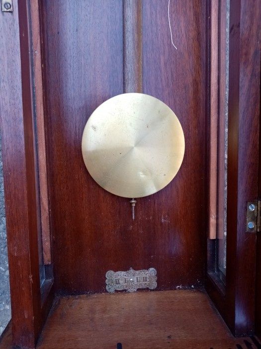 Pendula, ceas de perete antic Art-Deco cutie din lemn furnuruita, geam