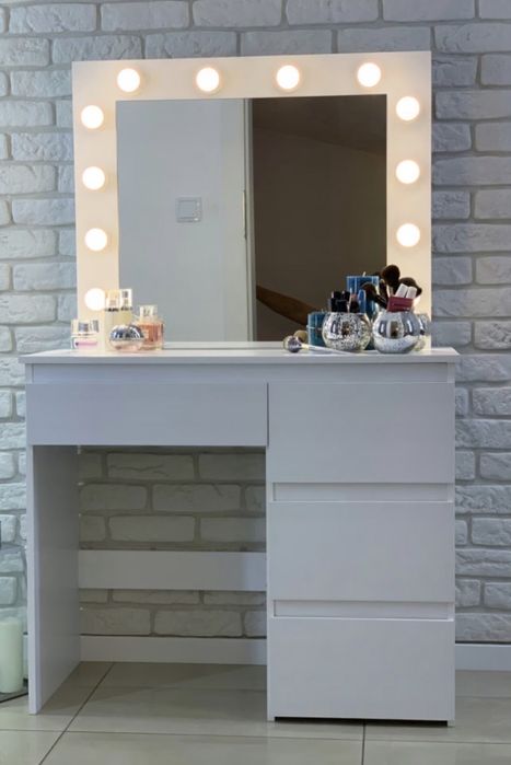 Masa de machiaj  cu oglinda