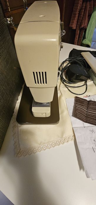 Masina de cusut Riccar super Z Strech.