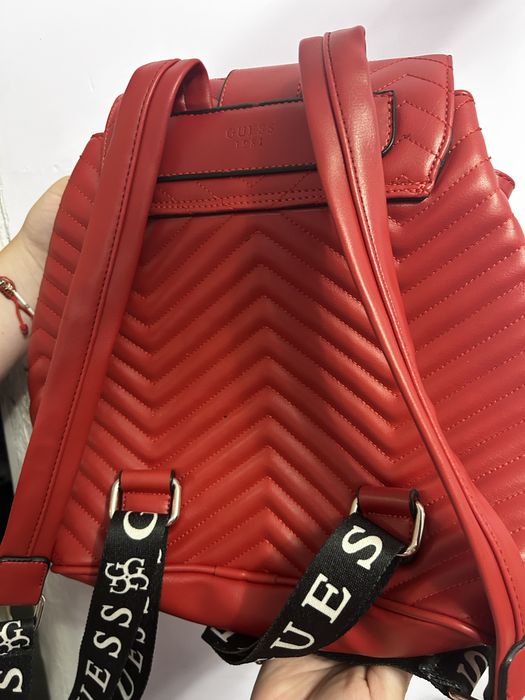 Червена раница на Guess