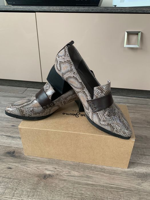 Дамски обувки от естесвен как