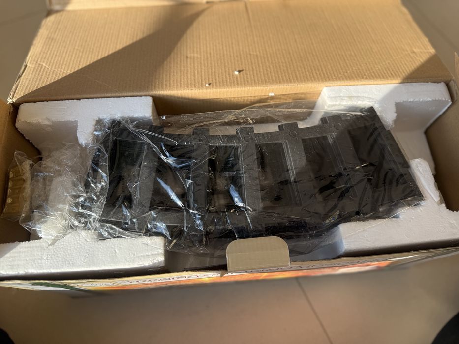 Музикално коледно влакче с релси под елхата