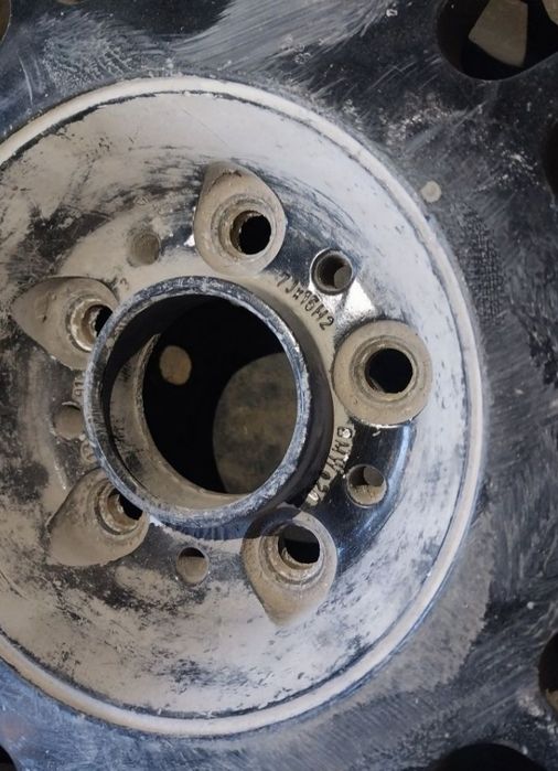 Диски R15 на BMW. Один отличается.