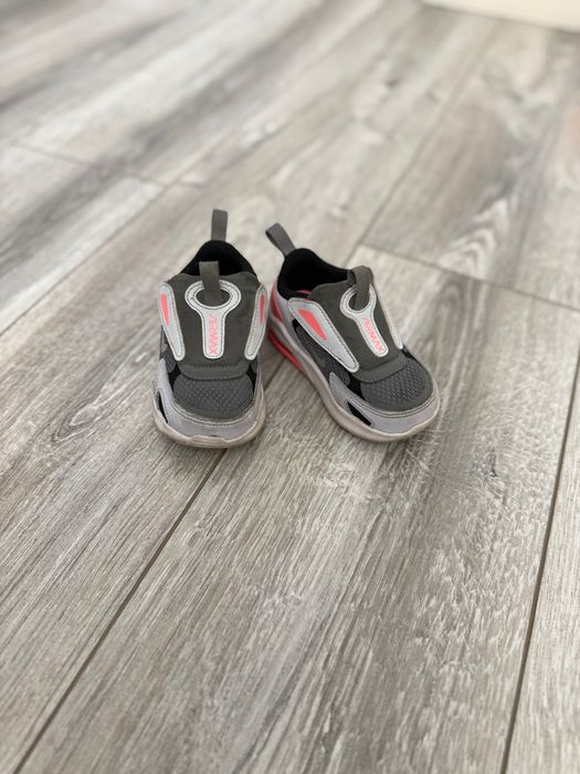 Детские кроссовки