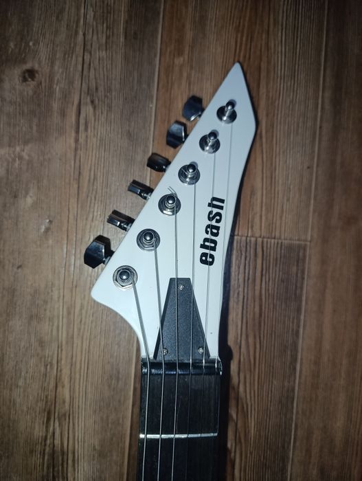 Электрогитара Explorer Ebash