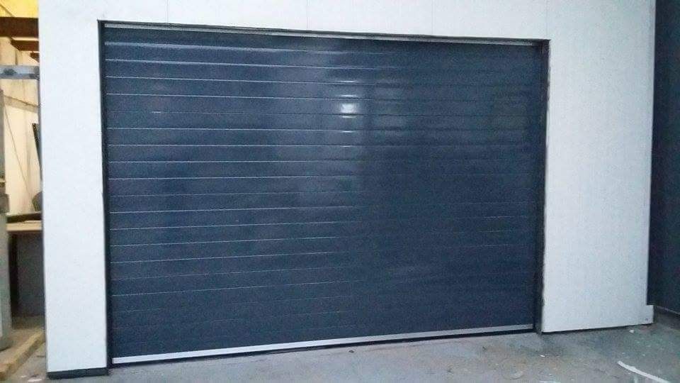 Usa de garaj 3000/2000 izolata cu automatizare, transport si montaj