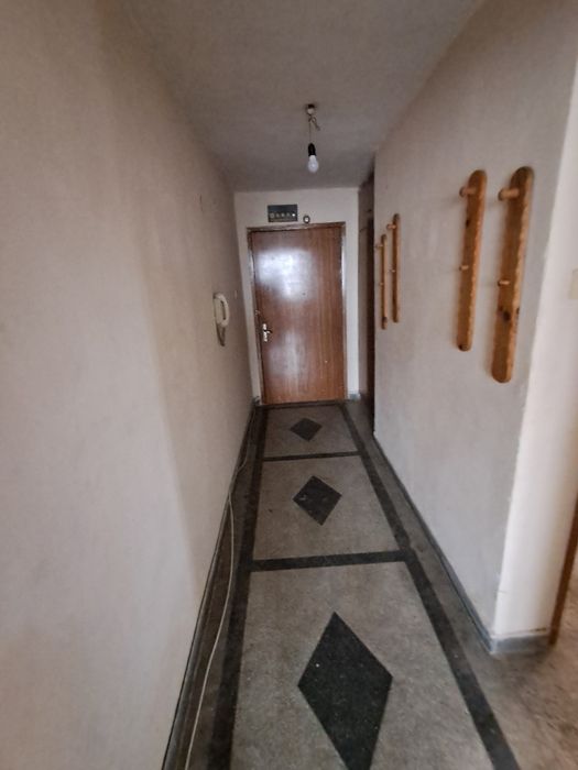 Давам под наем  обзаведен тристаен апартамент в гр.Сливница.