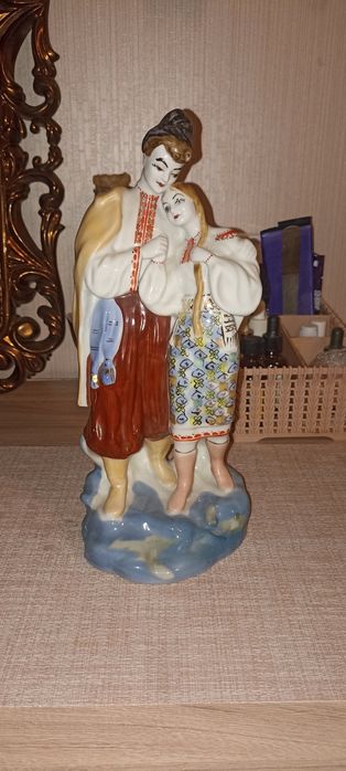 Продаю фарфоровую статуэтку