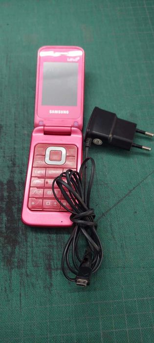 3 стари телефона – Samsung + 2 Nokia + зарядни