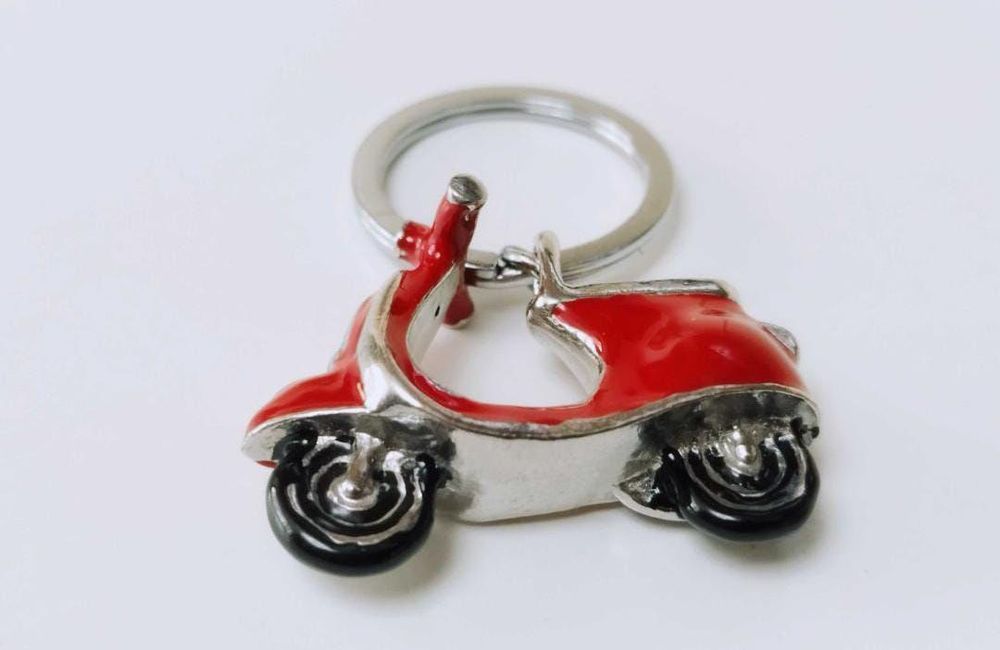 Breloc cheii Vespa , metal placat cu argint si email rosu