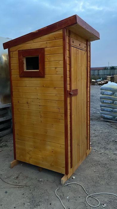Уличный деревянный туалет для дачи