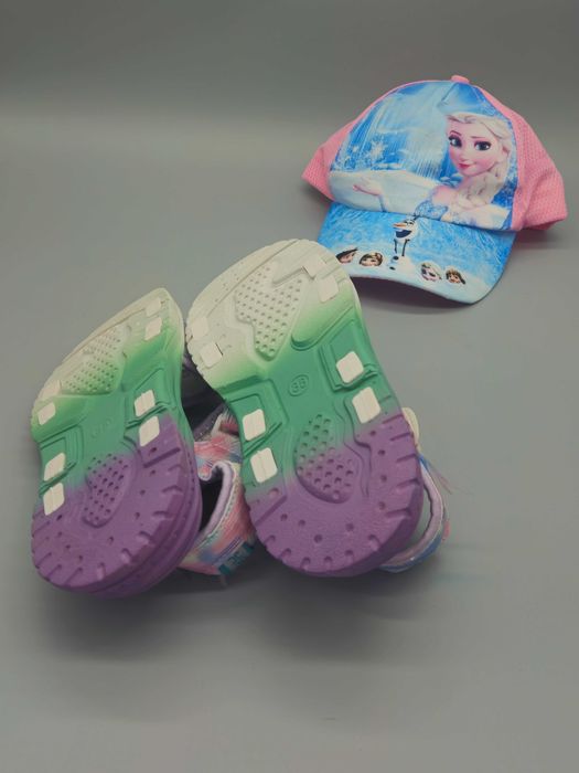 Детски комплект Disney Frozen, размер 33 сандали и бонус шапка с козирка