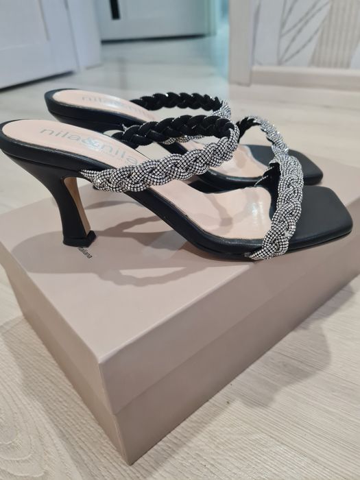 Продам босоножки новые