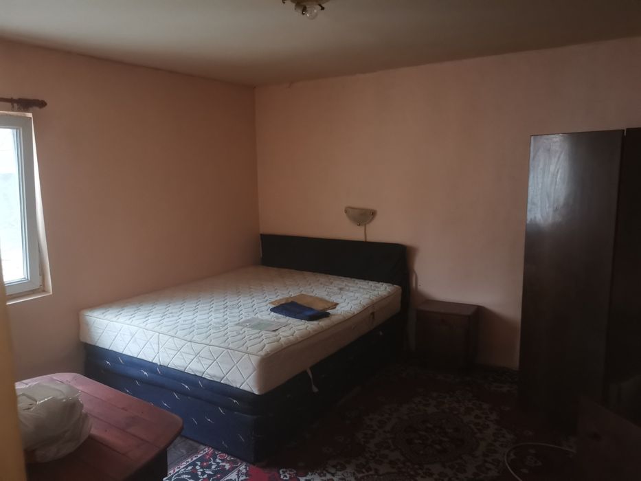 Самостоятелна стая с баня и тоалетна.