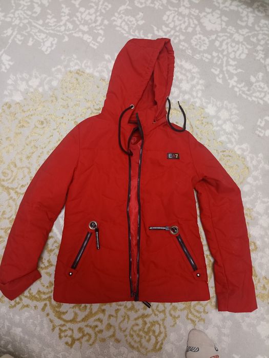 Продам весенние куртки