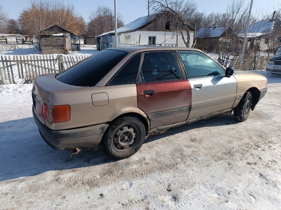 Автомобиль Ауди 80