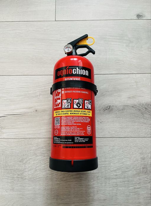Комплект 2 кг пожарогасител, аптечка, триъгълник и жилетка