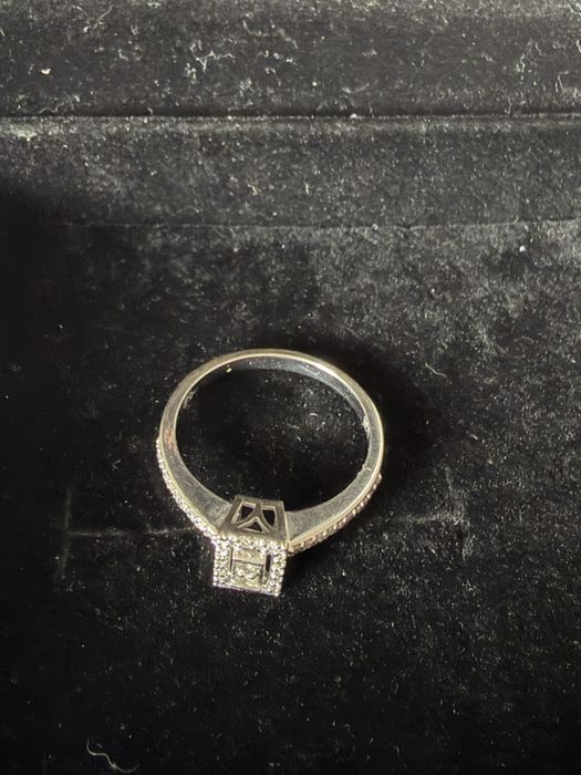 Белое золото с бриллиантом