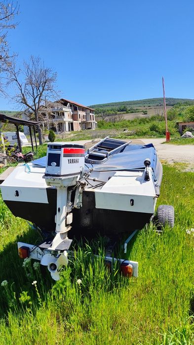 Лодка с колесар и двигател