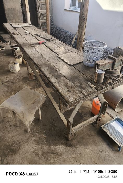 Дверь труба и стол тиска